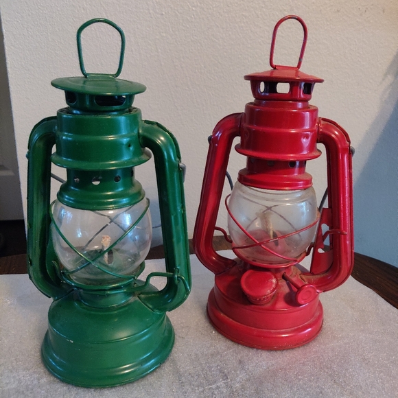 Rare Department 56 Two Oil Burning Lanterns Christmas Holiday Vintage 9" Lamps - Picture 2 of 10